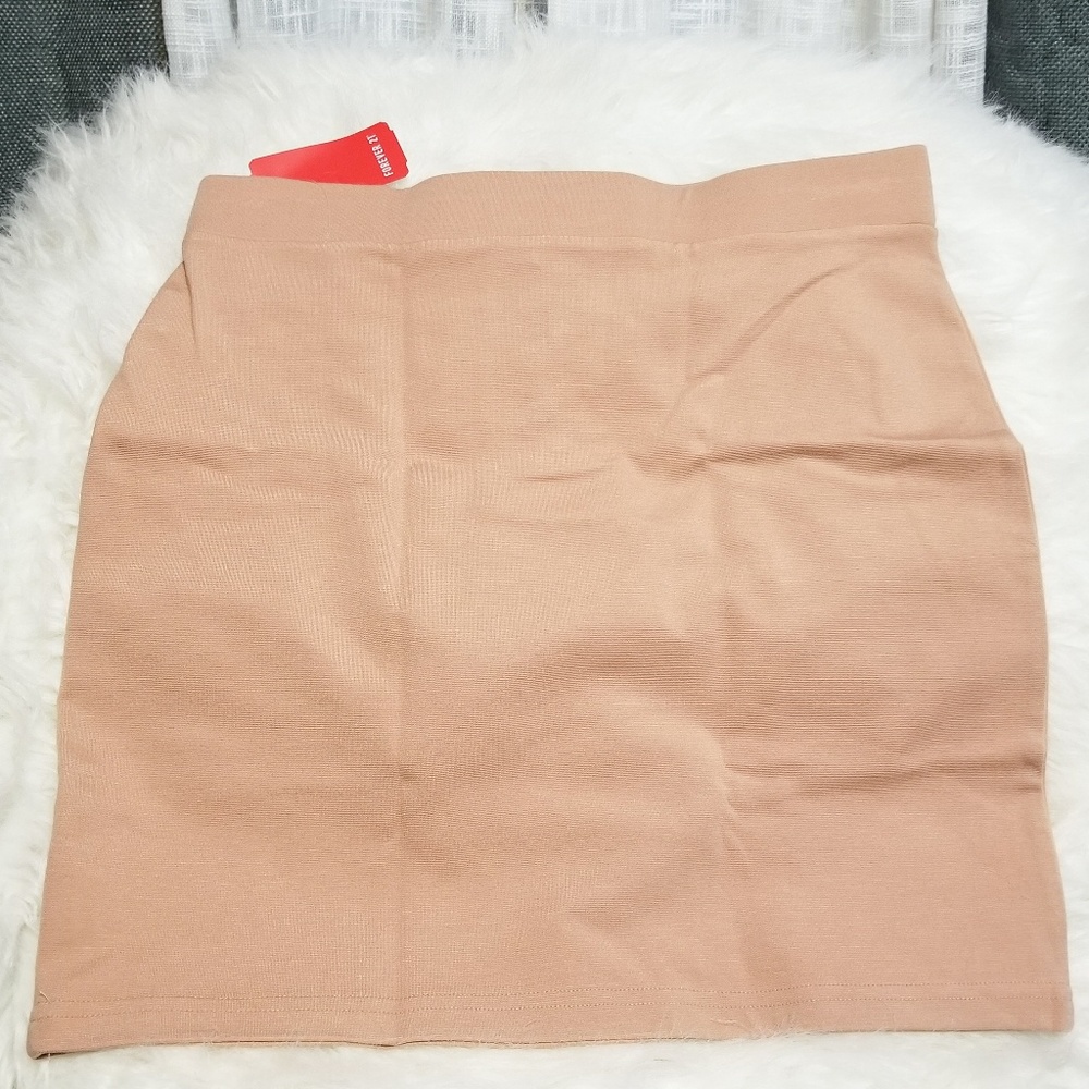 $SOLD$ Forever 21 pencil cut (W2-19) - Picture 2 of 4